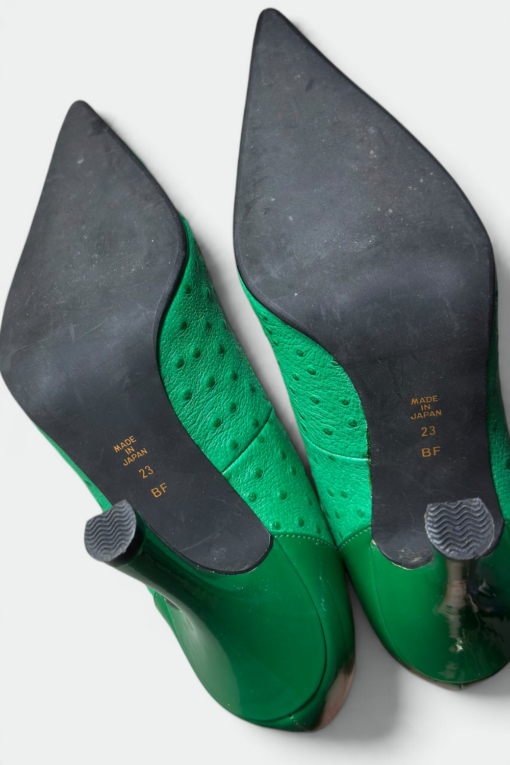 COMING SOON: DIANA AMOROSA GREEN OSTRICH-TEXTURED FUR POMPOM PUMPS | JAPANESE SECONDHAND